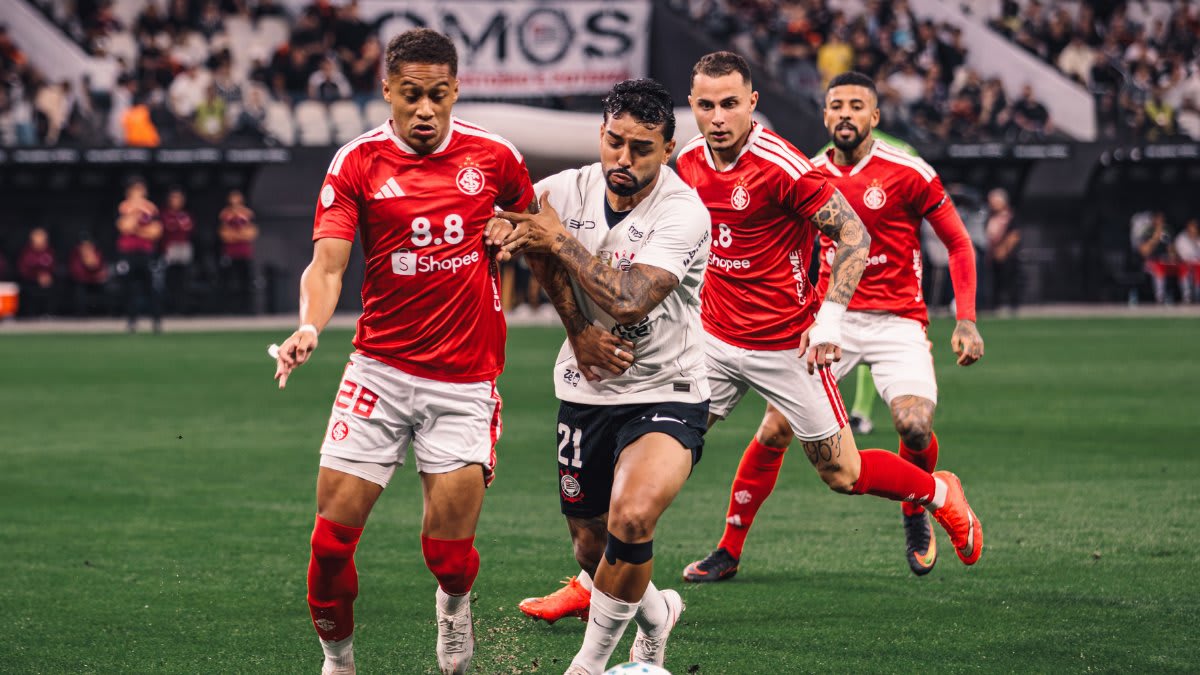Corinthians enfrenta Internacional com força máxima