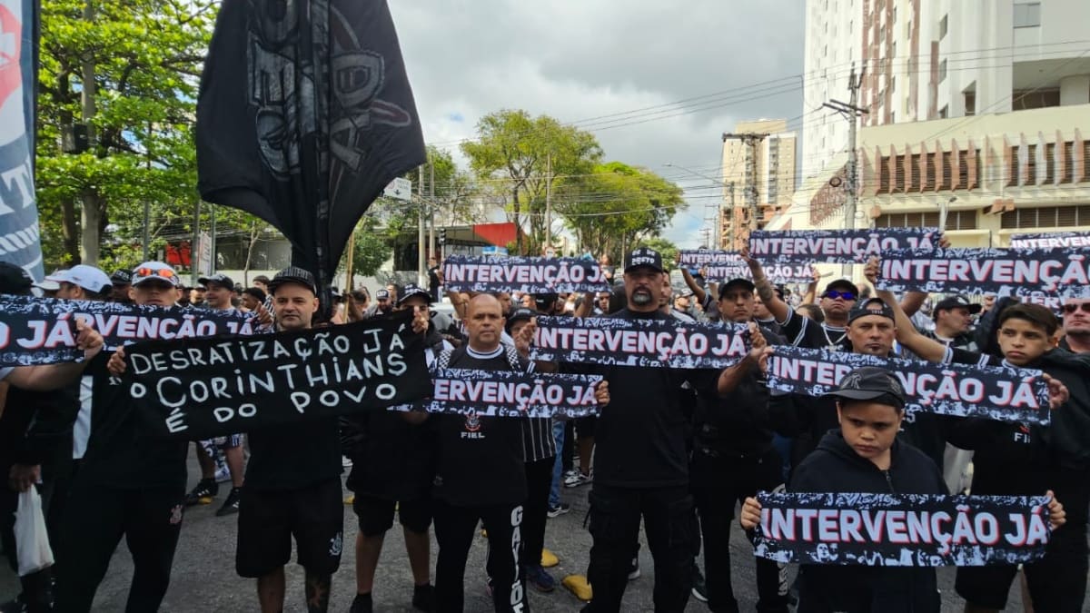 Torcedores do Corinthians organizam manifestação por intervenção judicial