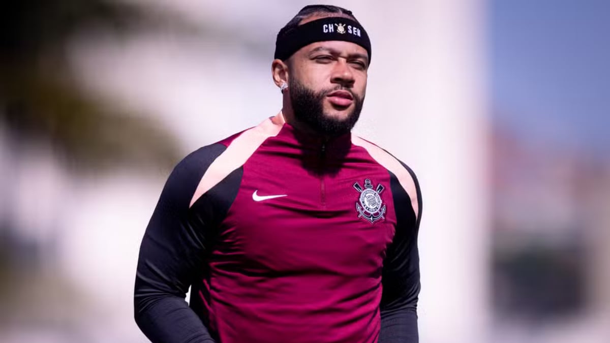 Memphis Depay muda de postura no vestiário