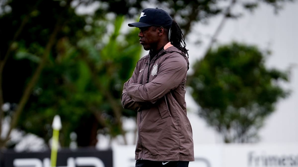 Seedorf muda rotina do Corinthians e deixa lista de relacionados para o dia do jogo