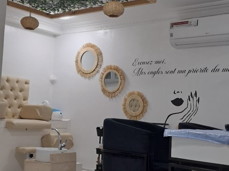 Salon sisters relax photo 2
