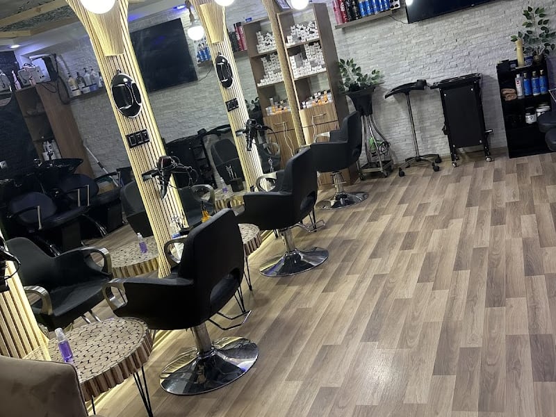 Salon sisters relax photo 3