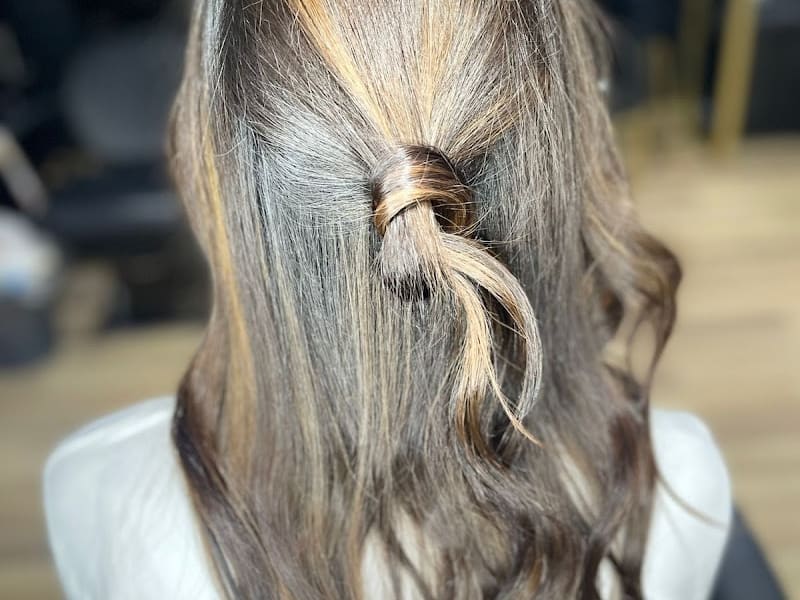 Salon sisters relax photo 4
