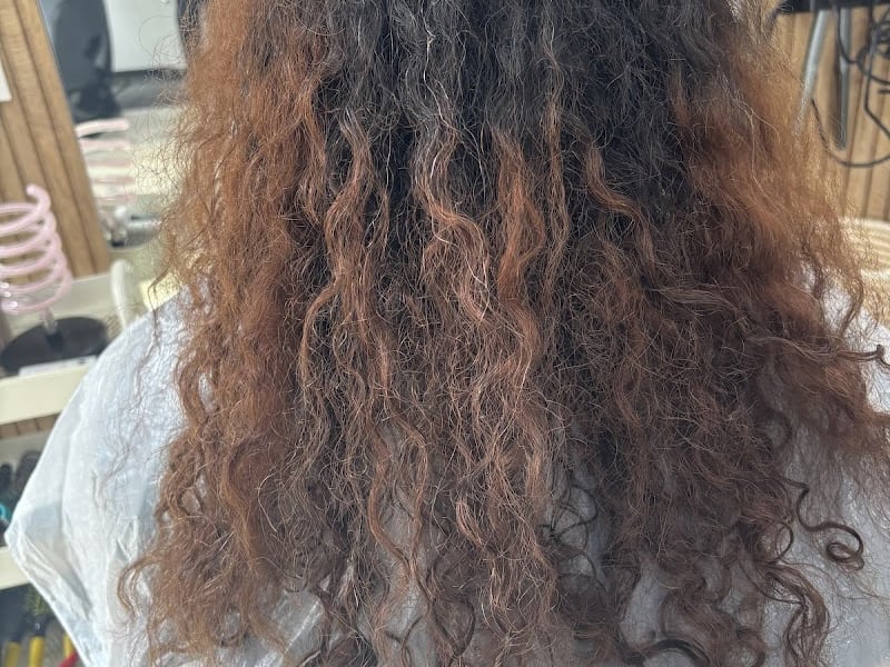 Salon sisters relax photo 5