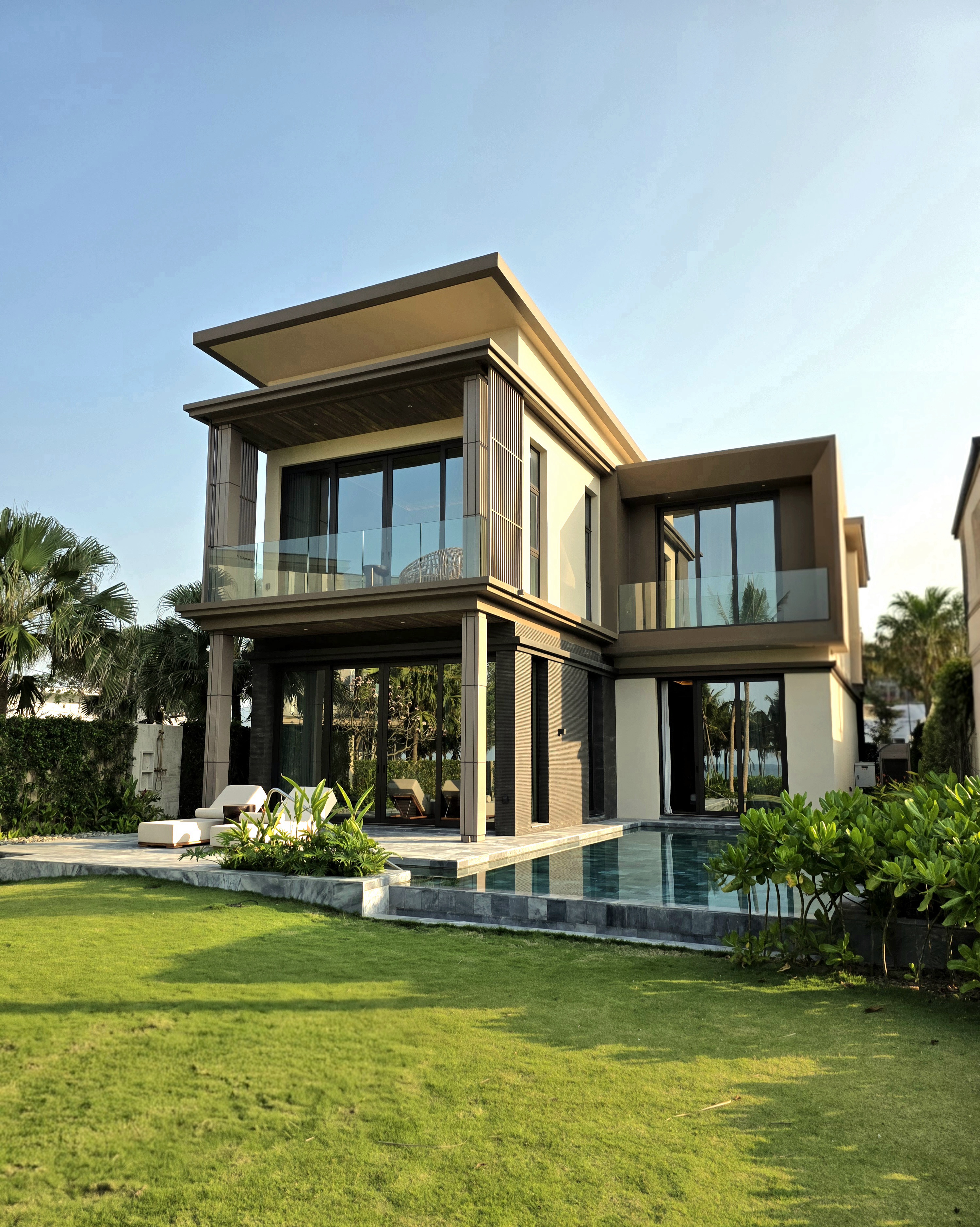 Phòng khách phòng ăn biệt thự Arbora thực tế - nội thất gỗ view biển