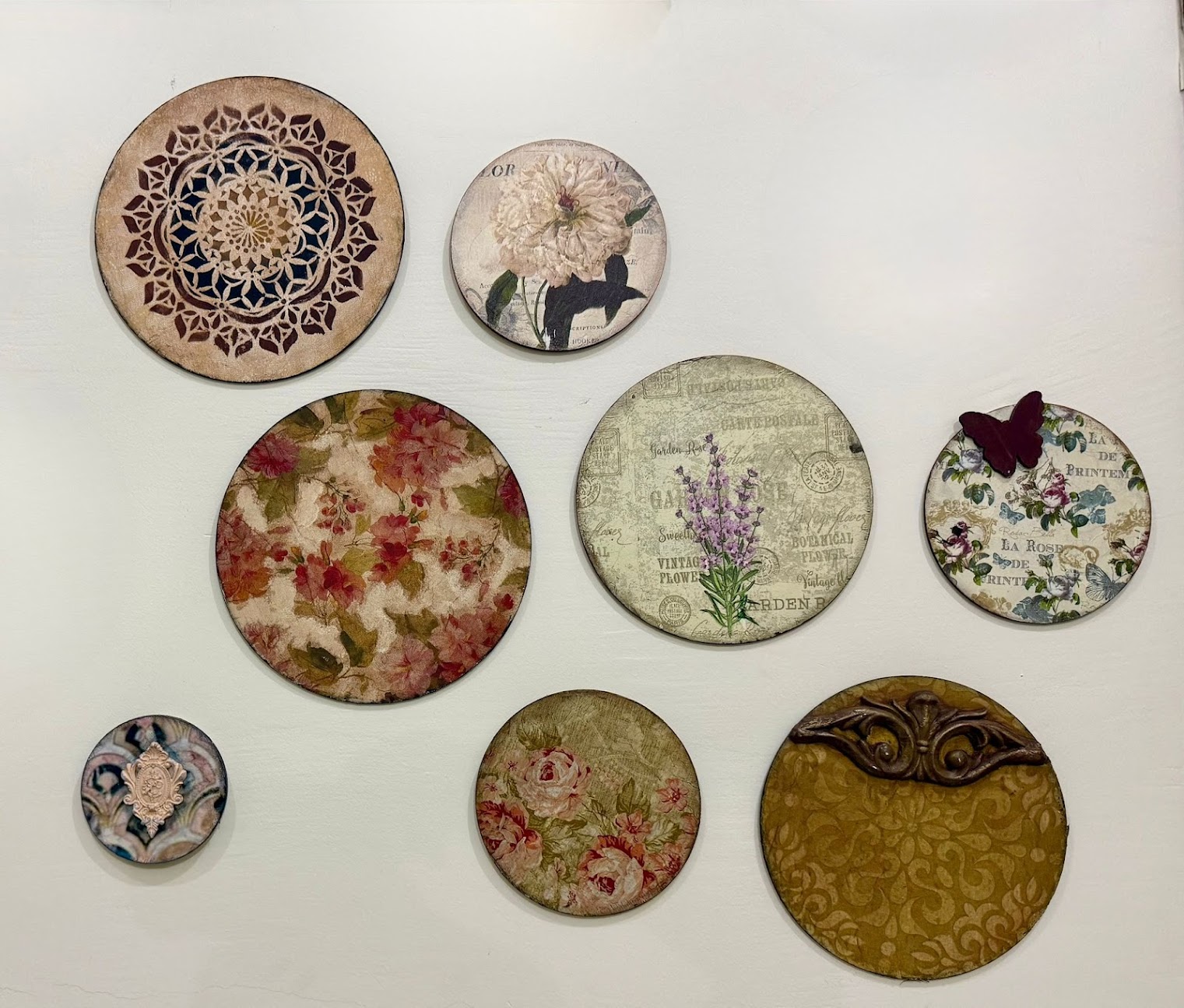 Whispered Garden Wall Medallions — ديكوباج يدوي في قطر