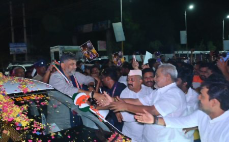 Karnataka Deputy Chief Minister D.K. Shivakumar Receives Grand Welcome in Kalaburagi; Santosh Bilgundi Presents Sacred Hanuman Gada