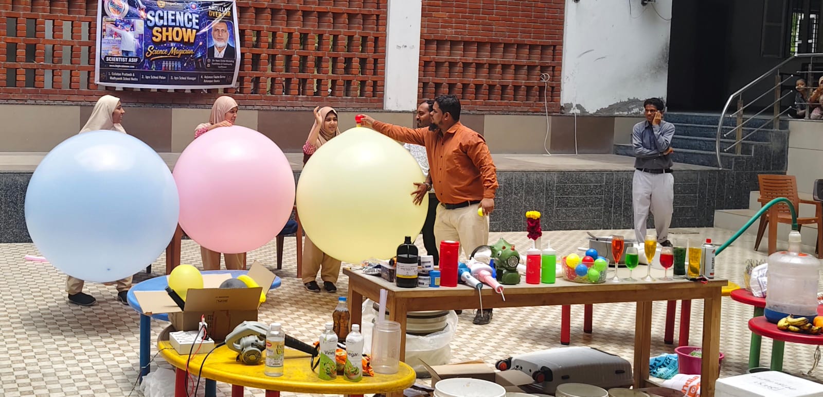 Asif – The Science Magician Launches All India Volunteer Science Show to Make Science Experiential for Children — Detail photograph 1