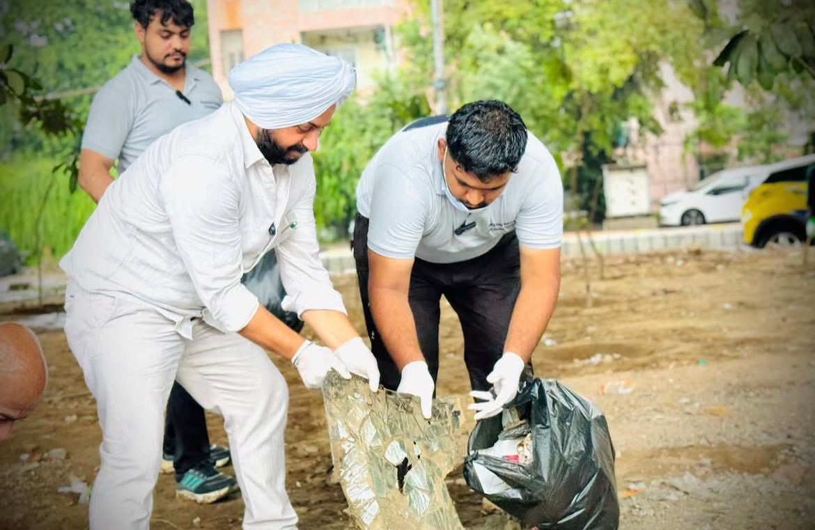 Gauri Shankar Social Foundation and Kaashh Magic Foundation Join Hands with MLA Jarnail Singh for Meera Bagh–Janakpuri Flyover Cleanliness Drive — Detail photograph 1