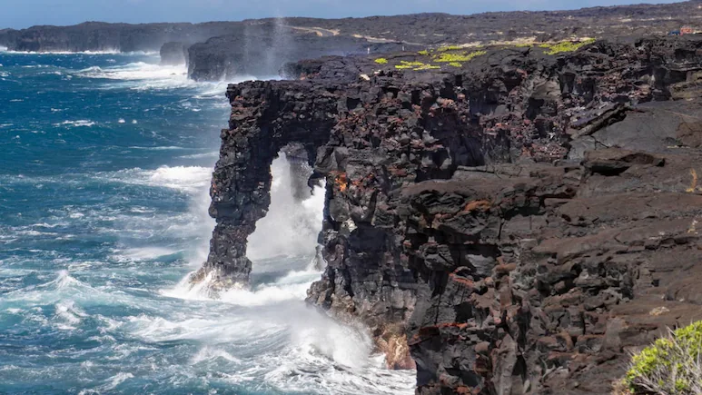 Hawaii’s 550-Year-Old Hōlei Sea Arch Collapses Into Pacific Ocean