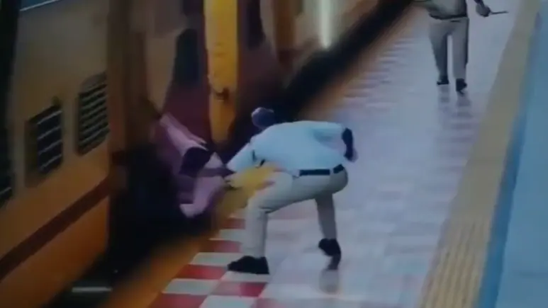 Traffic Constable Saves Passenger at Andhra Pradesh Railway Station After He Slips While Boarding Moving Train