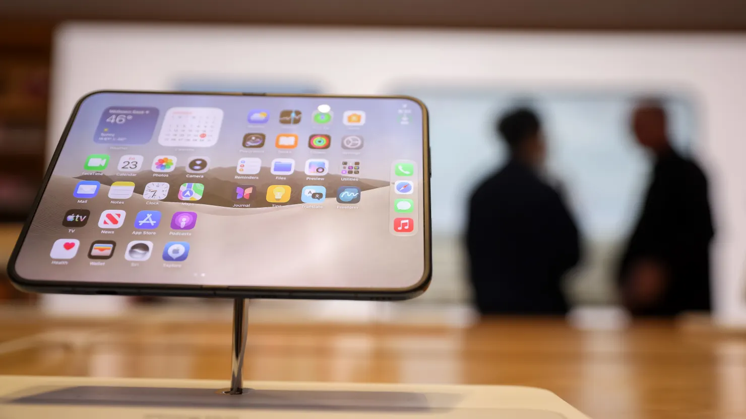 Apple Offers Replacements After Cracked Screens Reported on New iPhone Duo