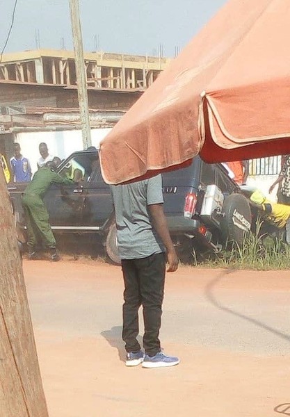 Alors que le défilé du premier décembre continue sur l’avenue des martyrs, un véhicule de la sécurité du Président de l’Assemblée nationale tombe dans un trou au quartier Benz-vi