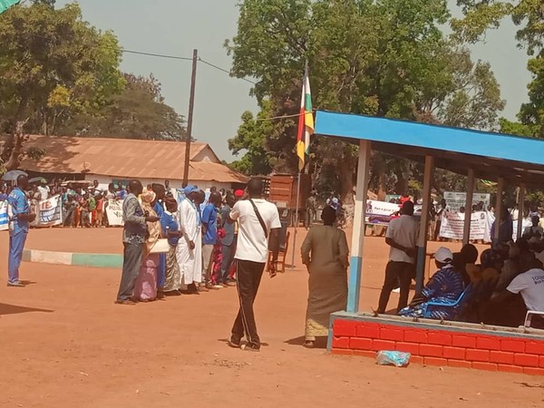 À Paoua, des écoles et lycées fermées pour accueillir des ministres en campagne. À Paoua, des écoles et lycées fermées pour accueillir des ministres en campagne.