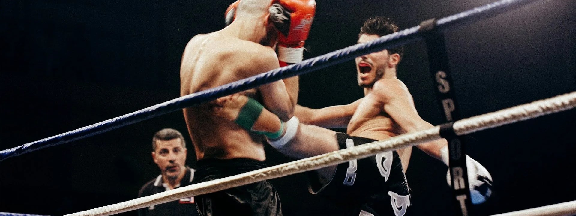 Walka kickboxing – zawodnicy na ringu podczas gali