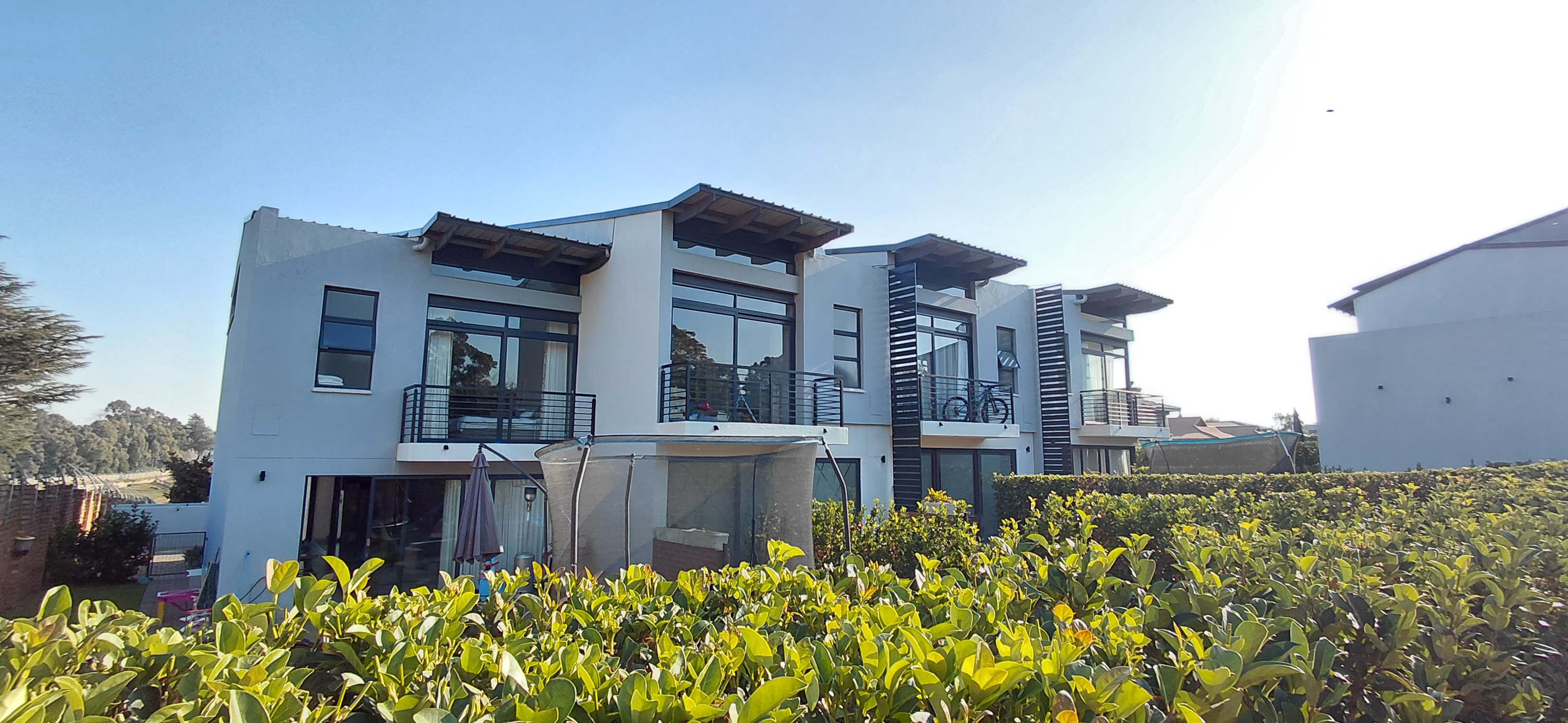 Elegance Redefined! Triple Storey 3-Bedroom Apartment in Ebotse Golf and Country Estate, Rynfield