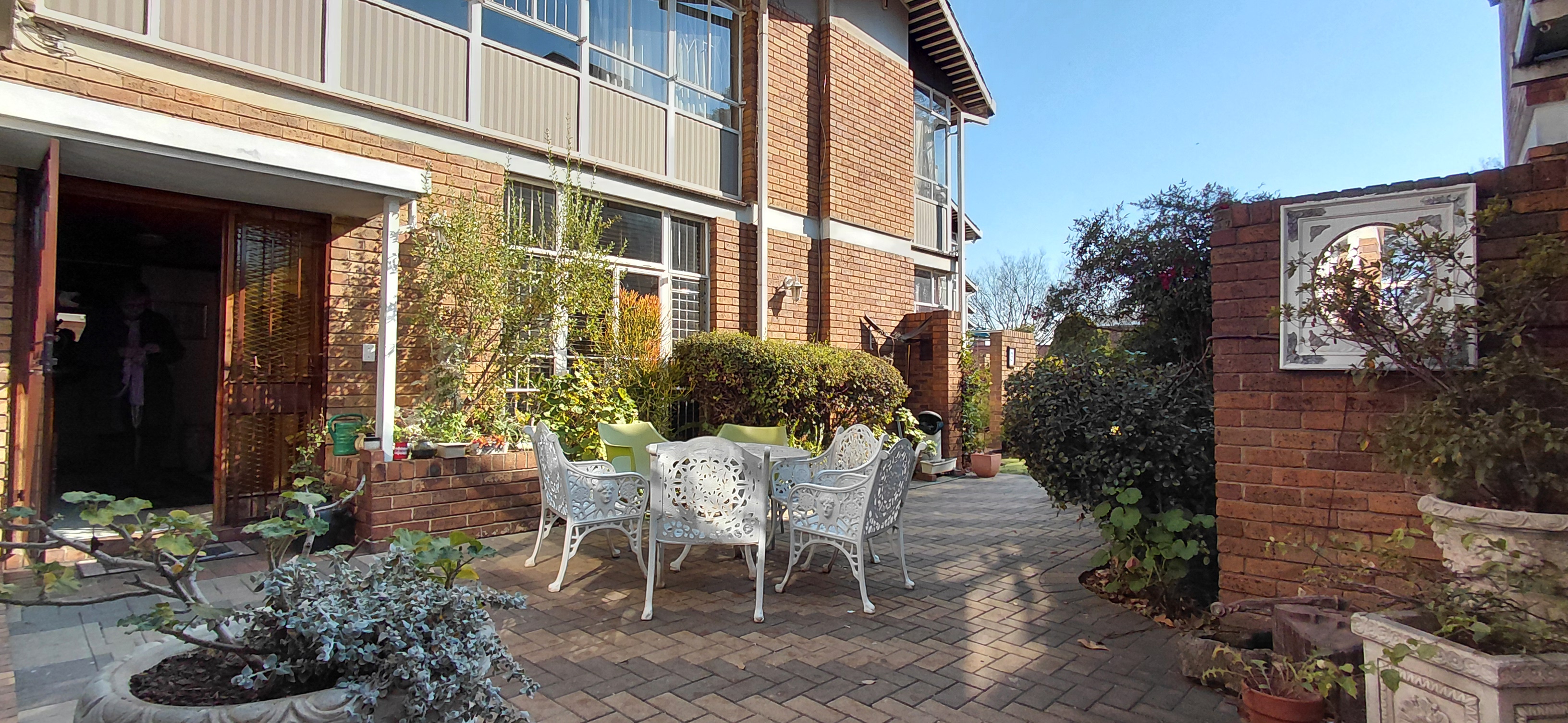 Spacious and Stylish Pet-Friendly Duplex in a Prime Location! Come and see...