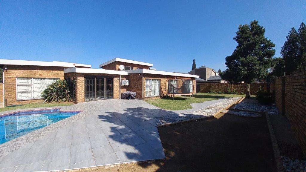 Home sweet home! 4 Bedroom home nestled in Sunward Park! Call us now...