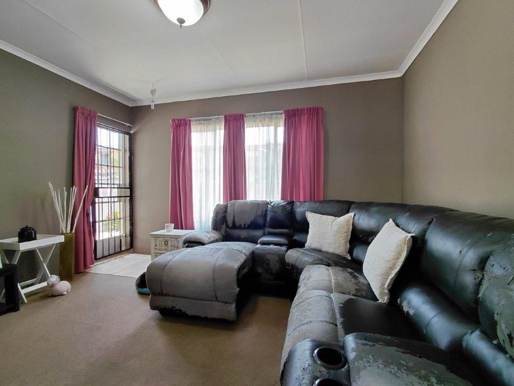 A must see! Modern! An absolute gem! Two Bedroom Unit in Elspark!