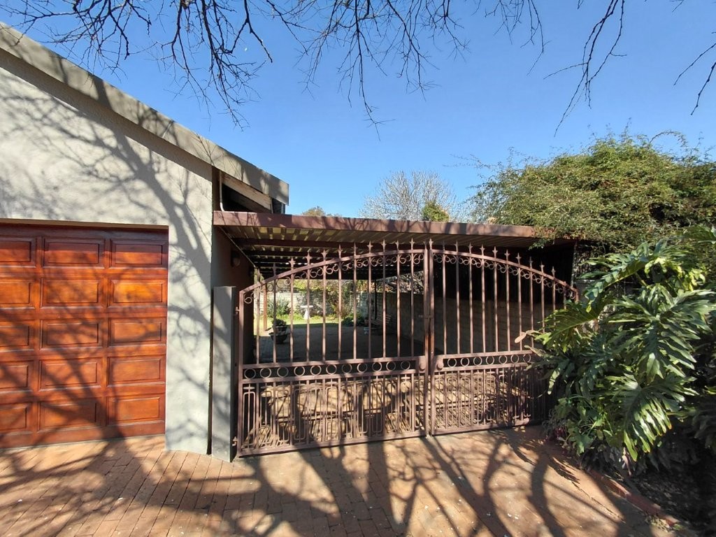 Modern, Stylish & Move-In Ready – Your Perfect Family Home nestled in enclosed area of Sunward Park