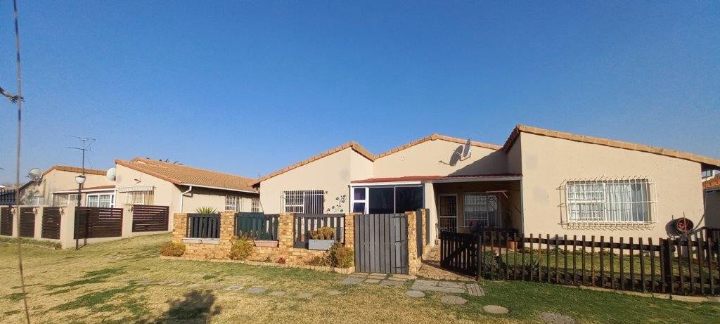 Modern 3 Bedroom Townhouse! Pet friendly. Do not miss out!