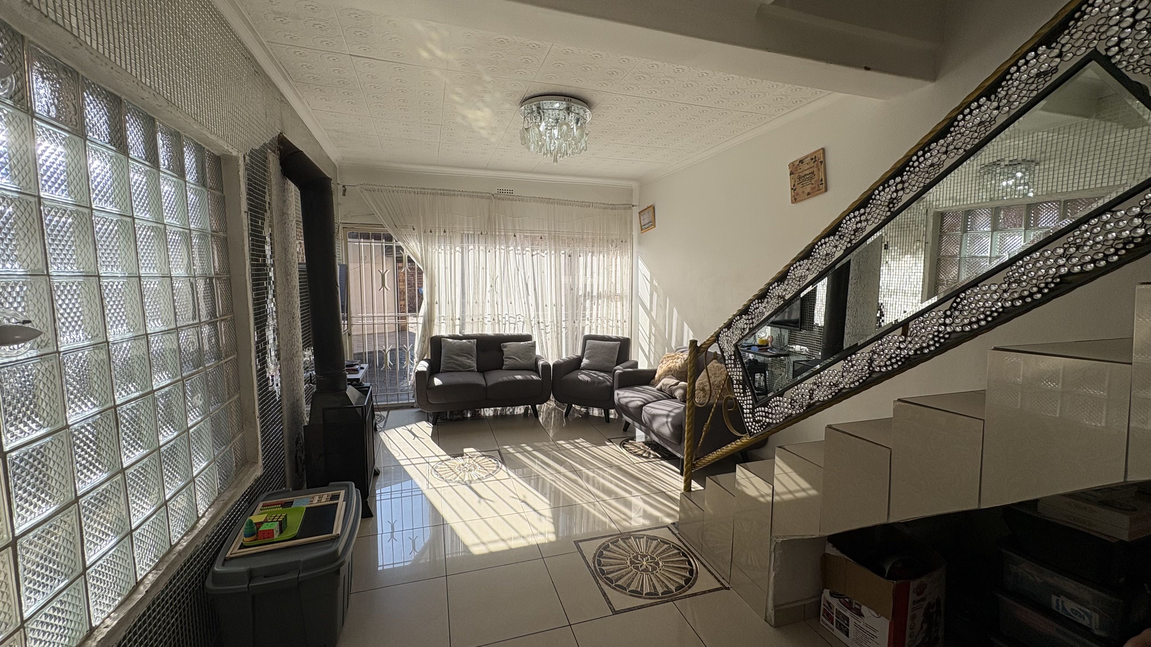 Prime Location! Beautiful 3 Bedroom Family Duplex in the heart of Benoni Central! Come and see!