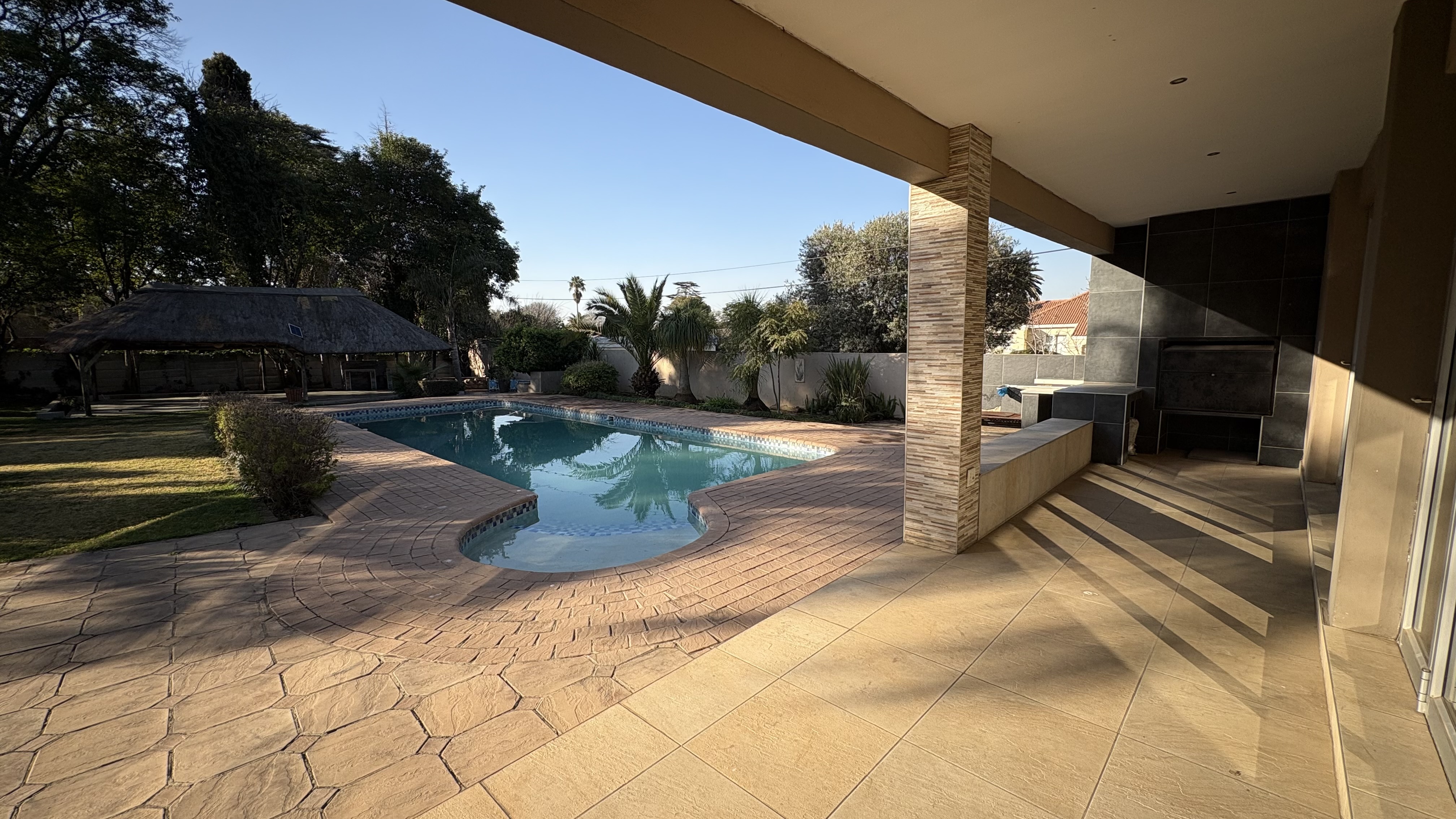 Elegance at its best! Stunning Modern 4 Bedroom Family Home with Granny Flatlet nestled in Lakefield