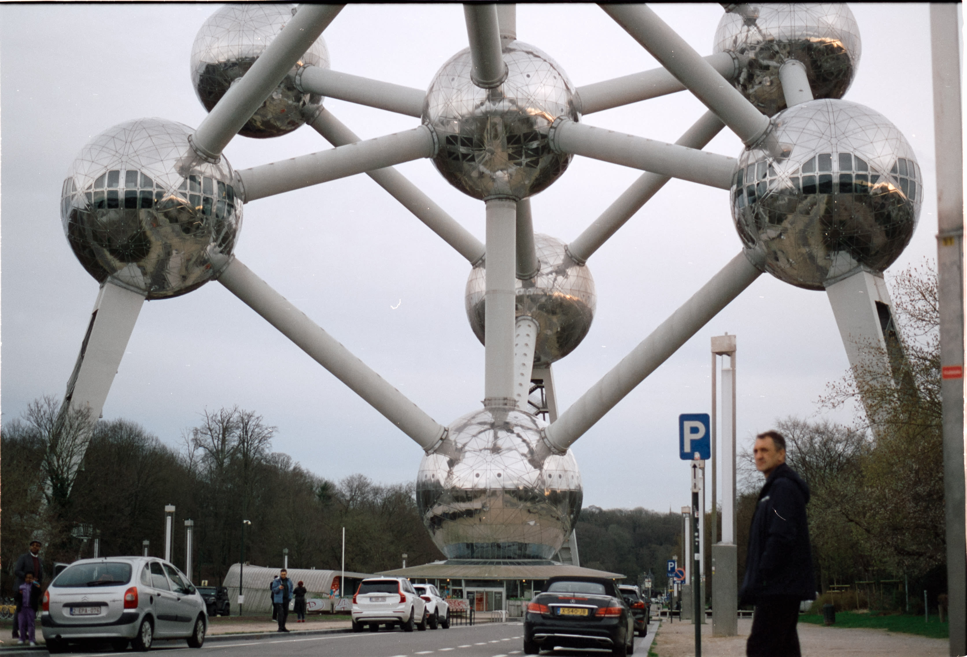 Looking up at the Atomium from the street