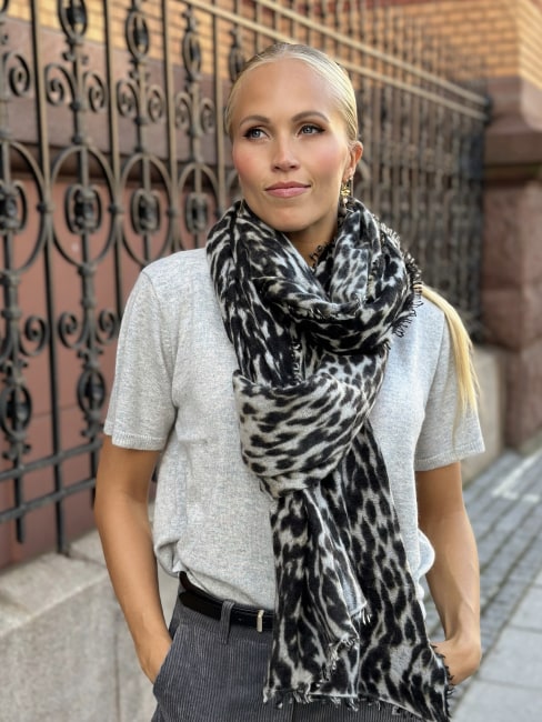 Doeskin Scarf Black