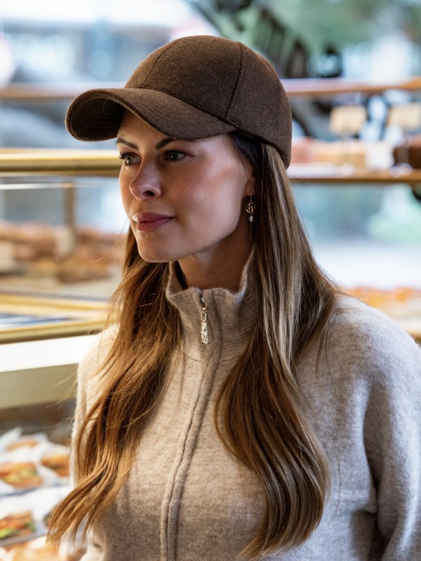 Synne Ullcaps med Skinnrem Dark Brown