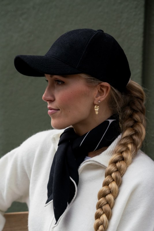 Synne Ullcaps med Skinnrem Black