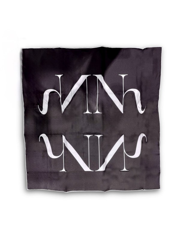 Embla Emblem Silkeskjerf Black