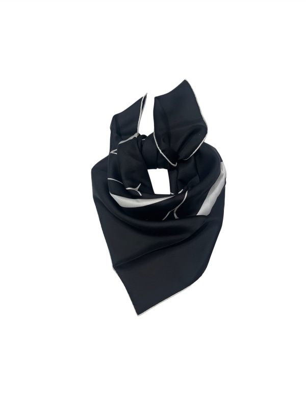 Embla Emblem Silkeskjerf Black