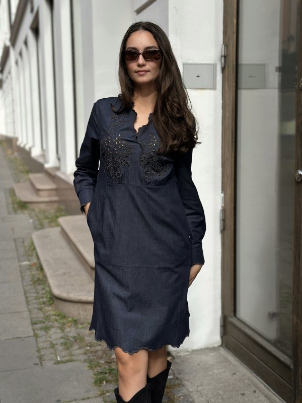 Kareen, knee dress After Midnight