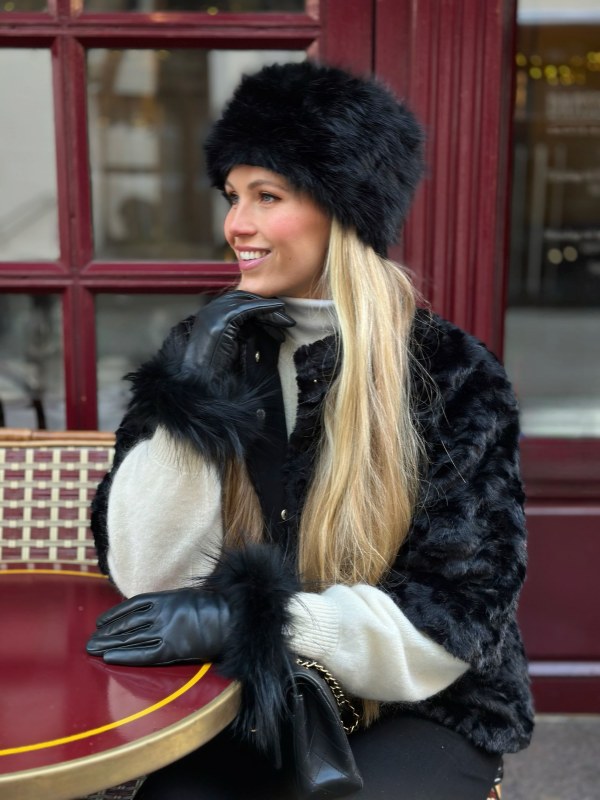 Carla Lue i fuskepels Black