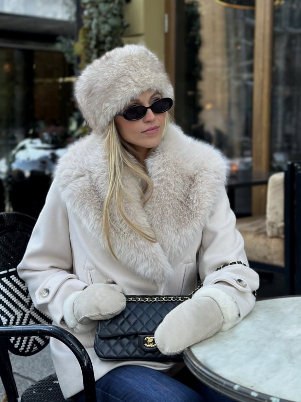 Carla Lue i fuskepels Beige