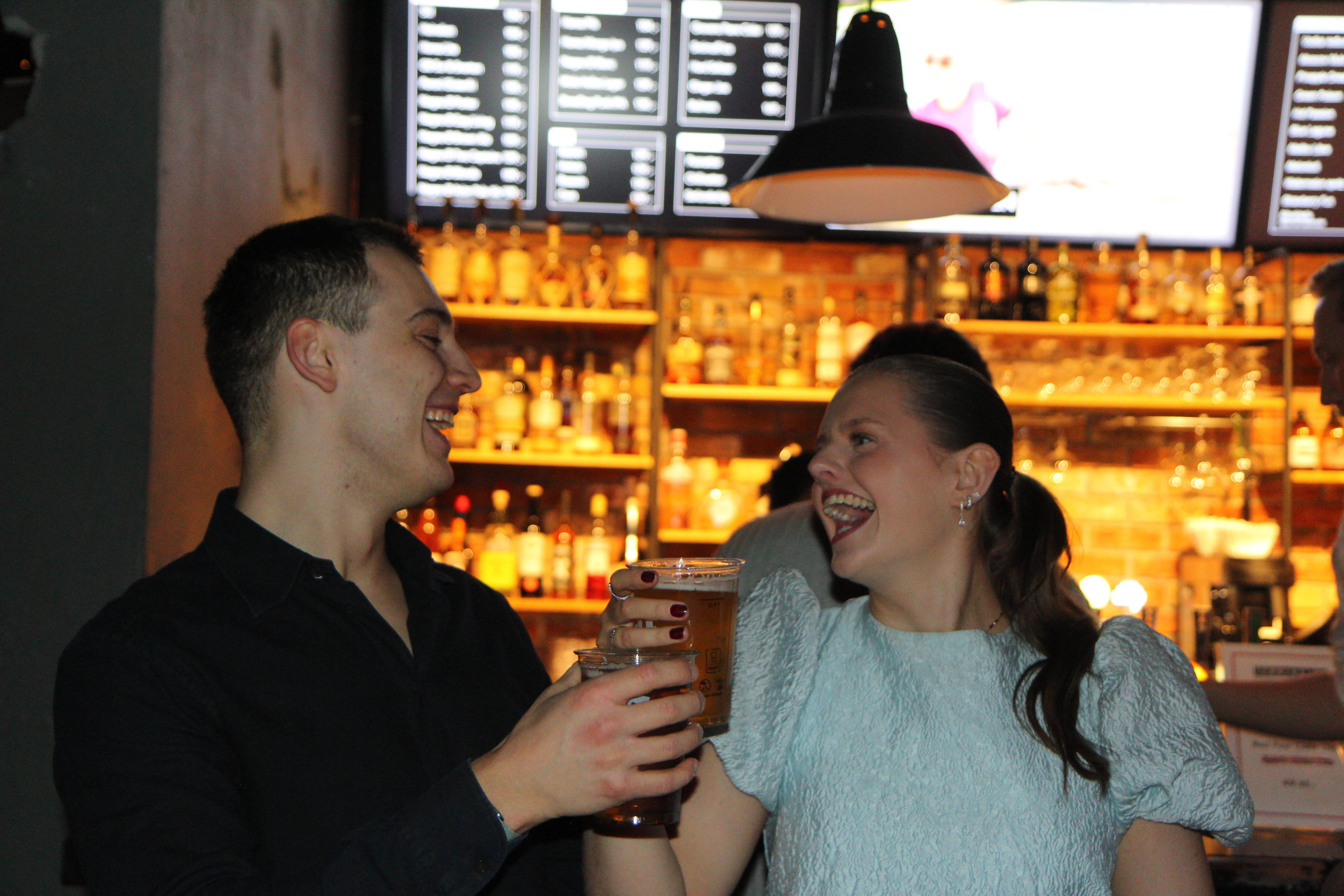 To medlemmer av Kakkmaddafakka på scenen under U.-KA.