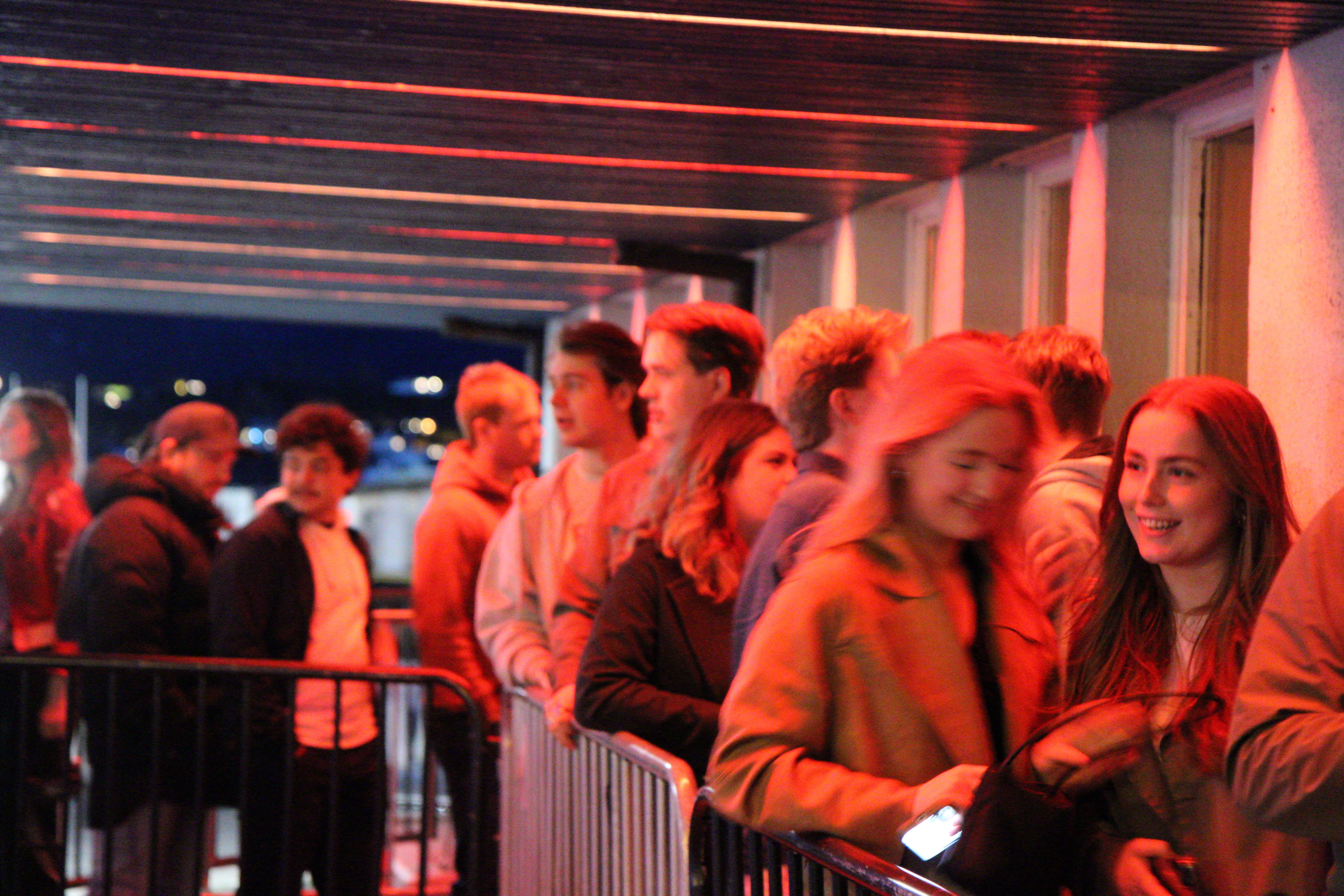 Publikum på konsert under U.-KA. med hendene i været