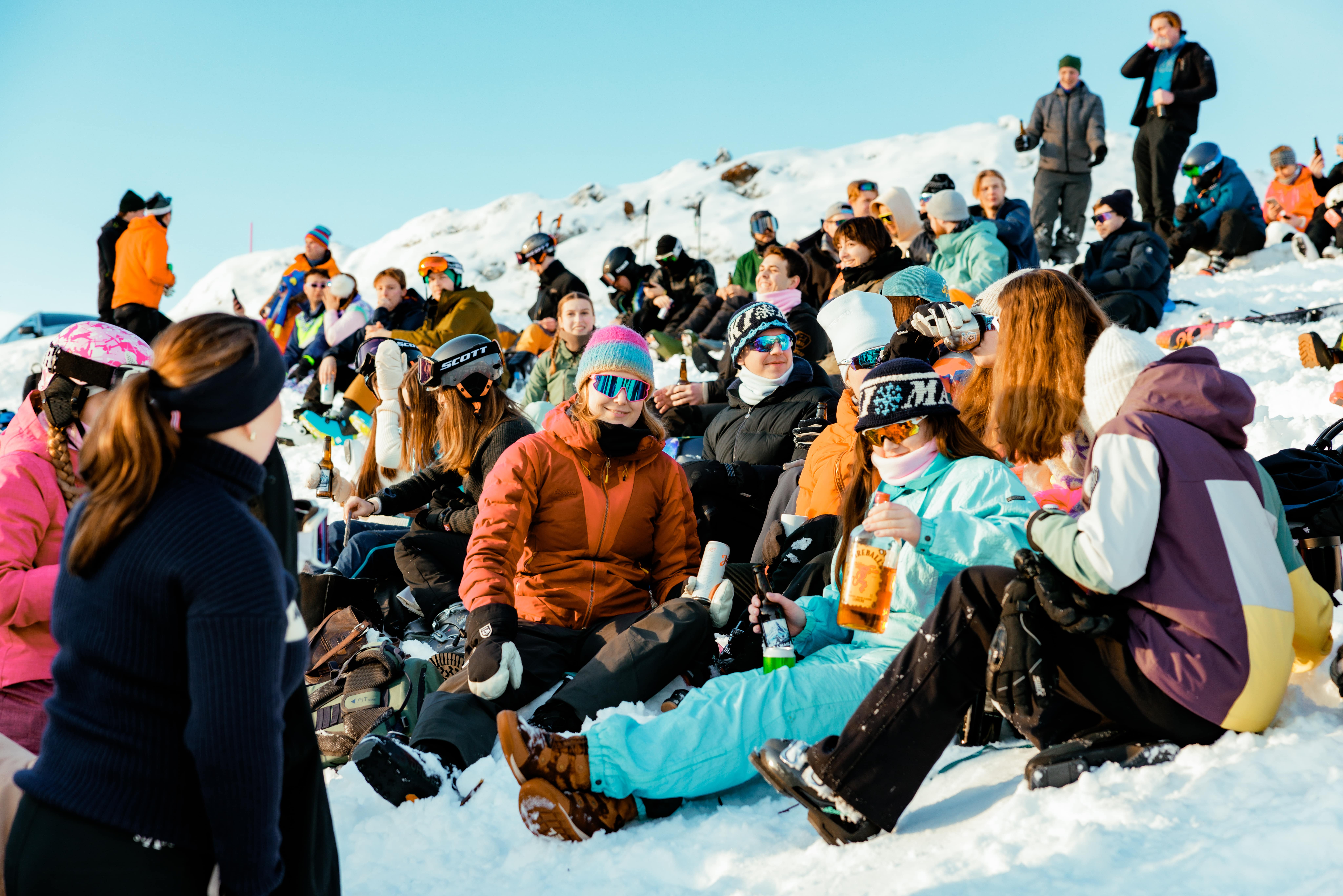 bilde av studenter ute i en snøbakke
