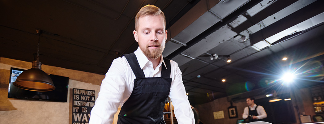 young_waiter_xpdi46