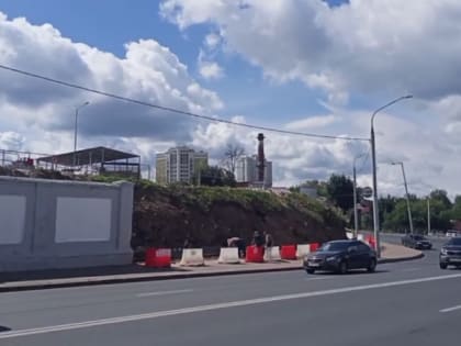 На улице Дзержинского огородили тротуар из-за проблем с земляным валом