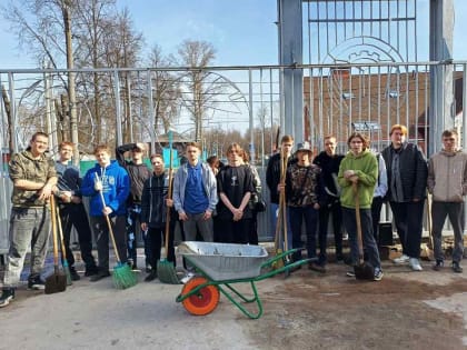 Молодежь активно борется за чистоту: субботник в колледже
