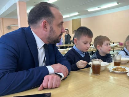 Владимирские школьники требуют сырников, пельменей и булок в столовых