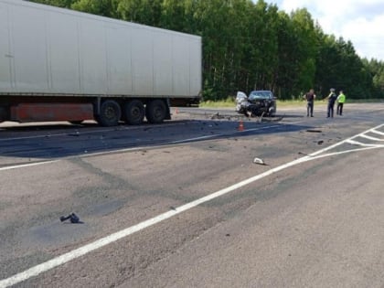 В Гусь-Хрустальном районе легковушка столкнулась с двумя большегрузами