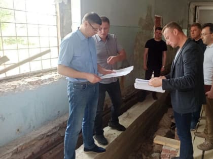 Владимирская область передала подшефному Докучаевску трактор, мусоровоз, спортинвентарь и плиту для городского мемориала