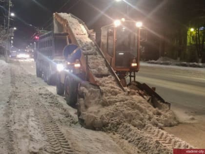 Коммунальные службы Владимира убирают снег с улиц города круглосуточно и без выходных