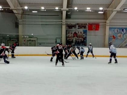 Ковровец побеждает Пингвинов в хоккейном турнире