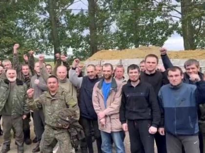 Самолет с освобожденными военными РФ приземлился в Москве