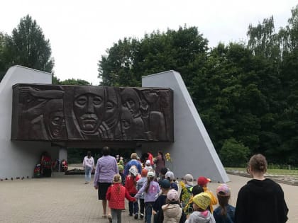 В День памяти и скорби казначеи УФК по Владимирской возложили цветы и свечи «Памяти» к Мемориалу Погибших воинов