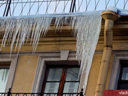 Осторожно! Возможно падение сосулек и сход снега